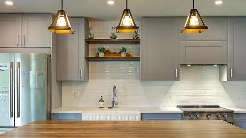 1726 Hayashi Road, Kelowna, BC - Indoor Photo Showing Kitchen With Upgraded Kitchen