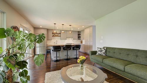 1726 Hayashi Road, Kelowna, BC - Indoor Photo Showing Living Room