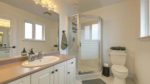 1726 Hayashi Road, Kelowna, BC - Indoor Photo Showing Bathroom