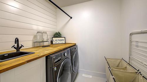 1726 Hayashi Road, Kelowna, BC - Indoor Photo Showing Laundry Room