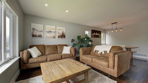1726 Hayashi Road, Kelowna, BC - Indoor Photo Showing Living Room