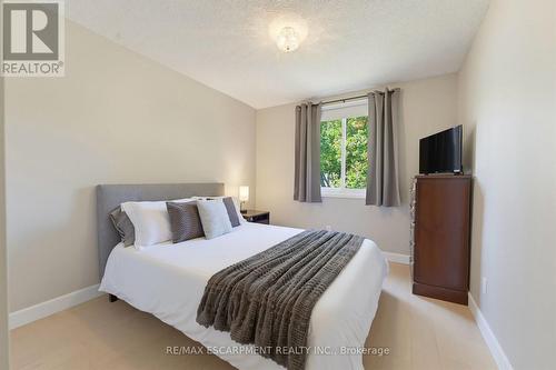 164 Hanover Place, Hamilton, ON - Indoor Photo Showing Bedroom