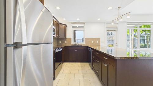 1113-3833 Brown Road, West Kelowna, BC - Indoor Photo Showing Kitchen With Upgraded Kitchen