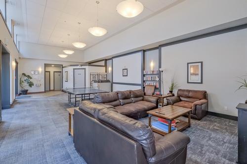 1113-3833 Brown Road, West Kelowna, BC - Indoor Photo Showing Living Room
