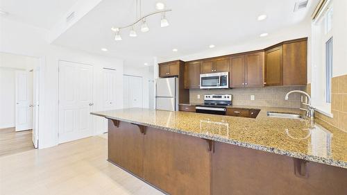 1113-3833 Brown Road, West Kelowna, BC - Indoor Photo Showing Kitchen With Double Sink With Upgraded Kitchen