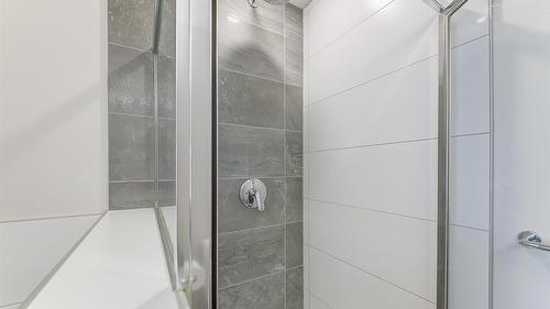 225-4380 Lakeshore Road, Kelowna, BC - Indoor Photo Showing Bathroom