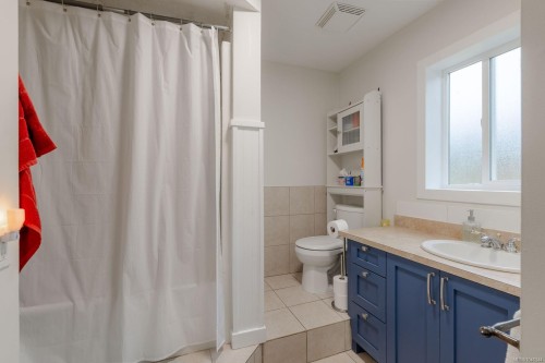 121 Harewood Rd, Nanaimo, BC - Indoor Photo Showing Bathroom