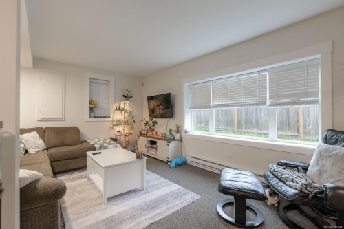 121 Harewood Rd, Nanaimo, BC - Indoor Photo Showing Living Room