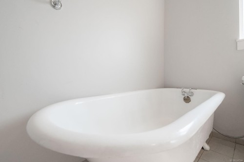 121 Harewood Rd, Nanaimo, BC - Indoor Photo Showing Bathroom