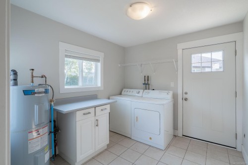 121 Harewood Rd, Nanaimo, BC - Indoor Photo Showing Laundry Room