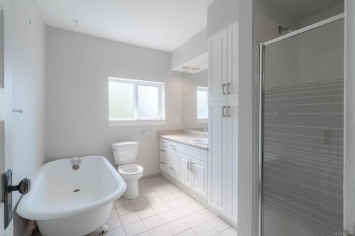 121 Harewood Rd, Nanaimo, BC - Indoor Photo Showing Bathroom