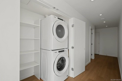 #609-363 Tyee Rd, Victoria, BC - Indoor Photo Showing Laundry Room