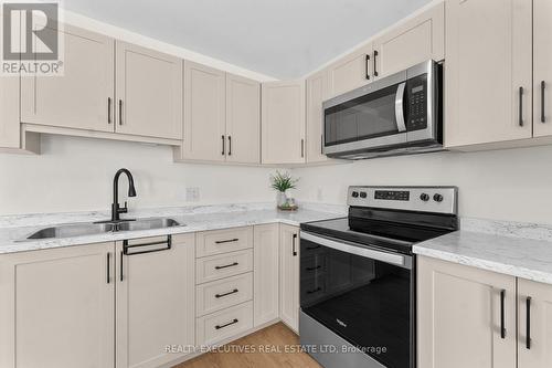 31 Whitcomb Crescent, Smiths Falls, ON - Indoor Photo Showing Kitchen With Double Sink With Upgraded Kitchen