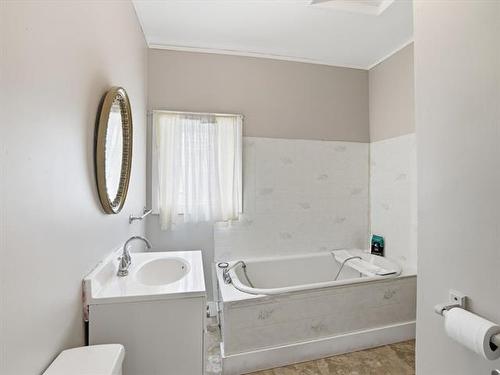 563 Polson Ave, Winnipeg, MB - Indoor Photo Showing Bathroom