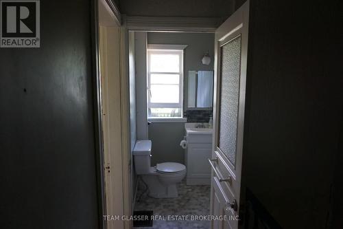 324 Queen Street W, Cambridge, ON - Indoor Photo Showing Bathroom