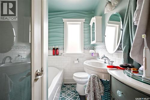 2520 Elliott Street, Regina, SK - Indoor Photo Showing Bathroom