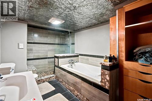 2520 Elliott Street, Regina, SK - Indoor Photo Showing Bathroom