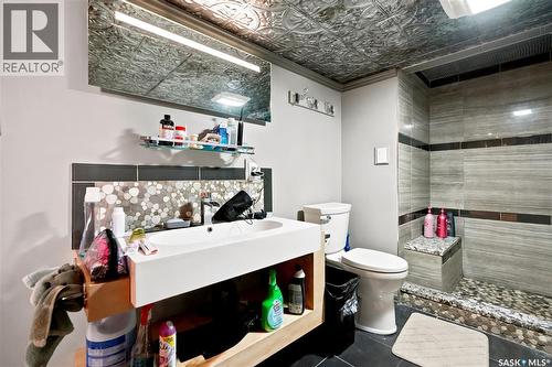 2520 Elliott Street, Regina, SK - Indoor Photo Showing Bathroom
