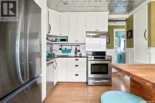 2520 Elliott Street, Regina, SK - Indoor Photo Showing Kitchen With Stainless Steel Kitchen