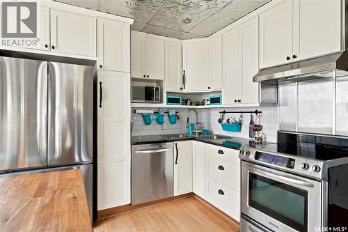 2520 Elliott Street, Regina, SK - Indoor Photo Showing Kitchen With Stainless Steel Kitchen
