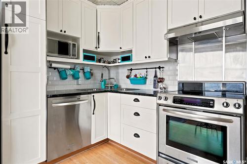 2520 Elliott Street, Regina, SK - Indoor Photo Showing Kitchen
