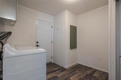 133 Prairie Oak Drive, Mitchell, MB - Indoor Photo Showing Laundry Room