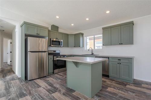 133 Prairie Oak Drive, Mitchell, MB - Indoor Photo Showing Kitchen With Upgraded Kitchen