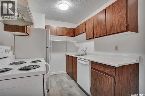 202 403 Tait Court, Saskatoon, SK - Indoor Photo Showing Kitchen