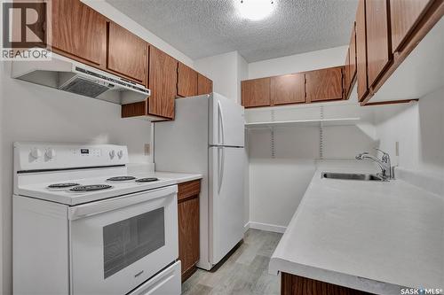202 403 Tait Court, Saskatoon, SK - Indoor Photo Showing Kitchen