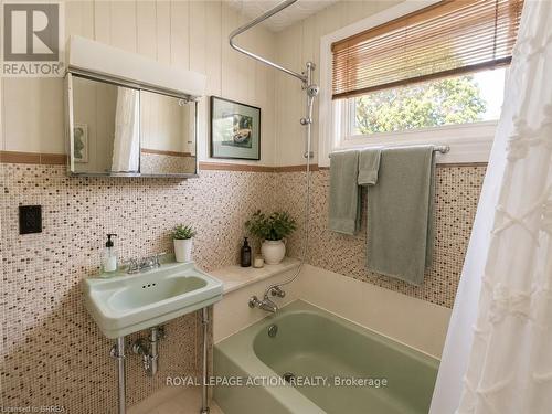 49 Palmerston Avenue, Brantford, ON - Indoor Photo Showing Bathroom