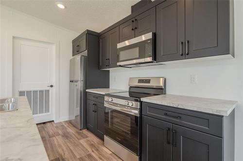 136 Prairie Oak Drive, Mitchell, MB - Indoor Photo Showing Kitchen