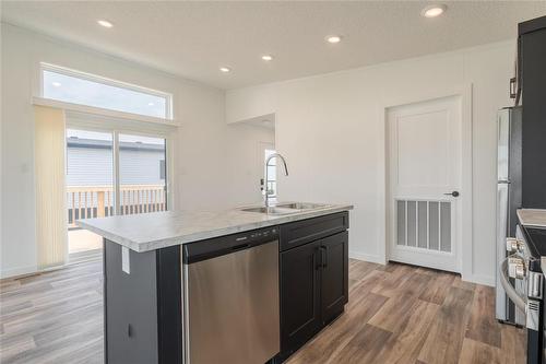 136 Prairie Oak Drive, Mitchell, MB - Indoor Photo Showing Kitchen