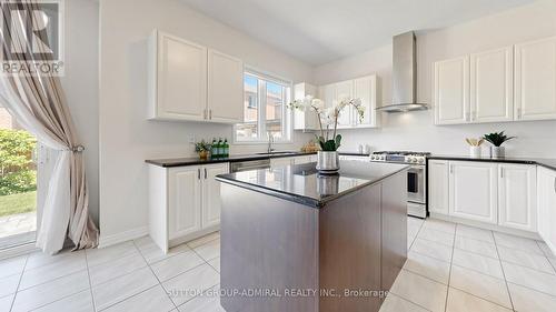 284 East'S Corners Boulevard, Vaughan, ON - Indoor Photo Showing Kitchen With Upgraded Kitchen