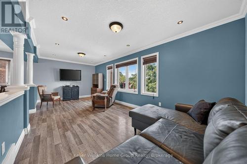 479 Doon S Drive E, Kitchener, ON - Indoor Photo Showing Living Room