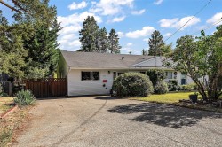 855 Sevenoaks Rd Saanich, BC V8X 3V8