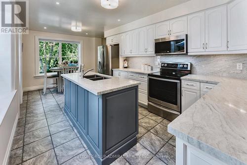 54 Starlight Crescent, Richmond Hill, ON - Indoor Photo Showing Kitchen With Double Sink With Upgraded Kitchen