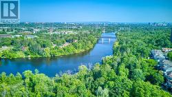 Steps to the Rideau River - 