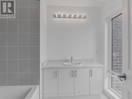 799 Heathrow Path, Oshawa, ON - Indoor Photo Showing Bathroom