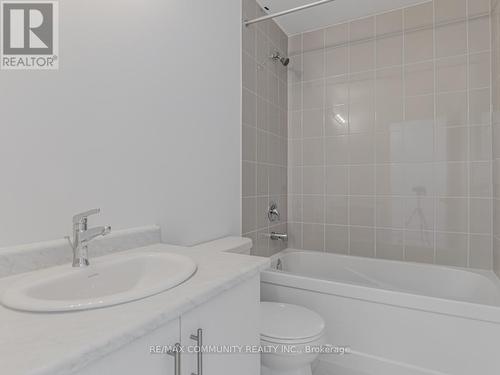799 Heathrow Path, Oshawa, ON - Indoor Photo Showing Bathroom