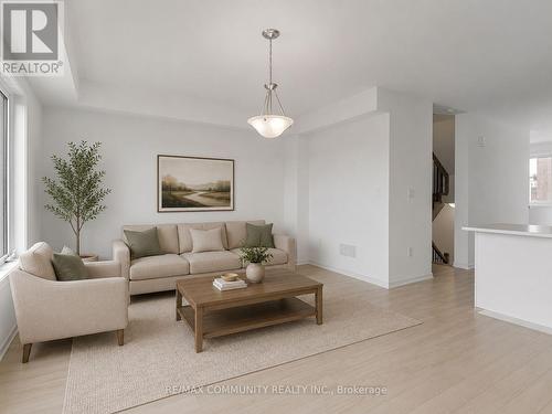 799 Heathrow Path, Oshawa, ON - Indoor Photo Showing Living Room