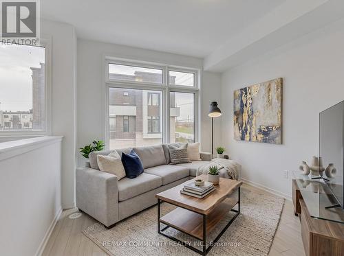 799 Heathrow Path, Oshawa, ON - Indoor Photo Showing Living Room