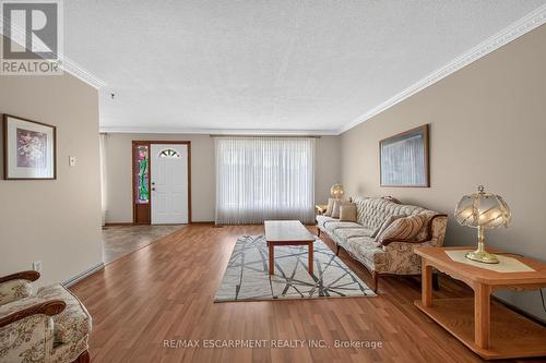 39 Algonquin Court, Hamilton, ON - Indoor Photo Showing Living Room