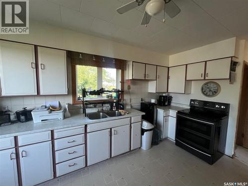 Enniskillen Rm No. 3, Saskatchewan - Indoor Photo Showing Kitchen With Double Sink