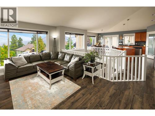 3013 Brindisi Place, Kelowna, BC - Indoor Photo Showing Living Room