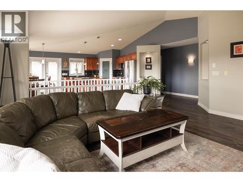 3013 Brindisi Place, Kelowna, BC - Indoor Photo Showing Living Room