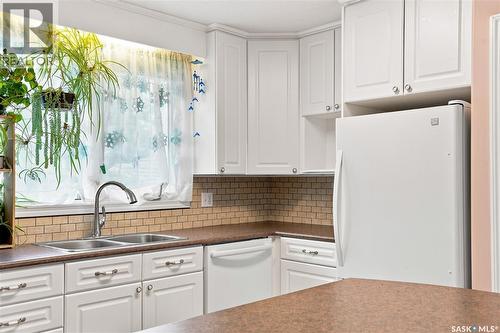 133 Lloyd Crescent, Saskatoon, SK - Indoor Photo Showing Kitchen With Double Sink