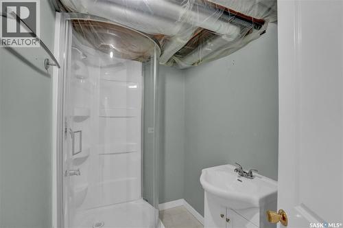 302 Doiron Road N, Regina, SK - Indoor Photo Showing Bathroom