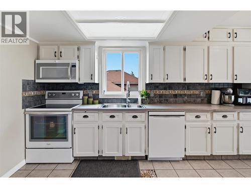 3140 Coventry Crescent, West Kelowna, BC - Indoor Photo Showing Kitchen With Double Sink