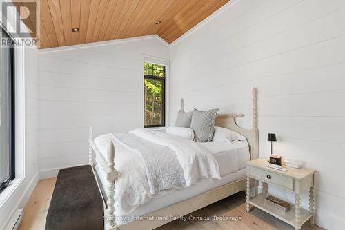 1097 Armstrong Point Road, Muskoka Lakes (Medora), ON - Indoor Photo Showing Bedroom