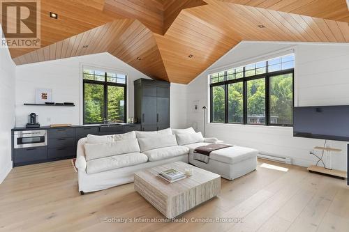 1097 Armstrong Point Road, Muskoka Lakes (Medora), ON - Indoor Photo Showing Living Room